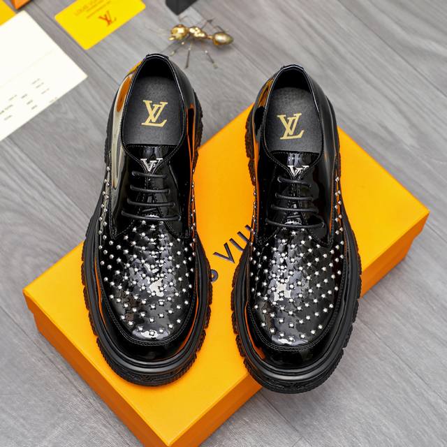 商品商标：Louis Vuitton 路易威登 商务系带皮鞋 正码码数: 39-44 45.46订做不退换 商品材料：精选 漆面牛皮烫钉鞋面 猪皮内里 原版大底